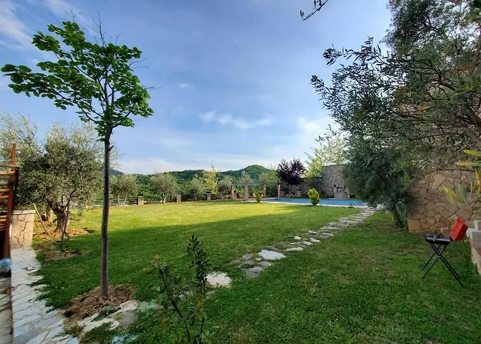 Private Hillside Near Teg Full Privacy 别墅 地拉那